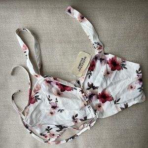 Forever 21 White Floral Crop Top Size Medium NWT